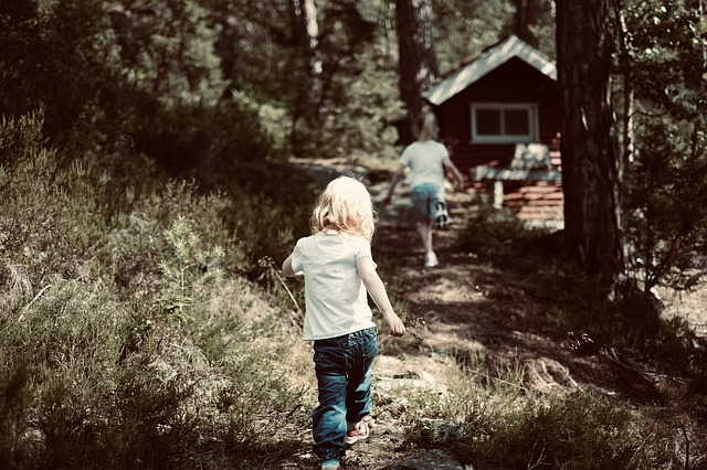 děti běží lesem